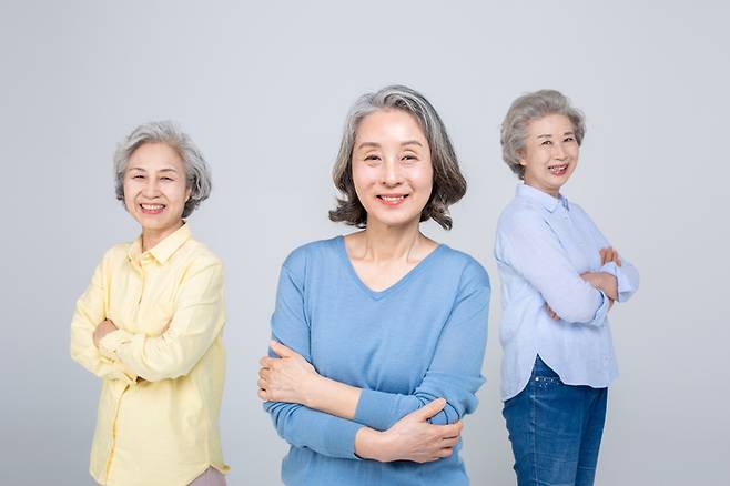 노년을 행복하게 잘 지내려면 골다공증을 잘 관리해야 한다. 뼈가 부러지면 삶의 질이 뚝 떨어진다. 골다공증을 치료 중이라면, 주사제 등 약물 부작용에도 꾸준히 관심을 갖고 신속히 대처하는 지혜가 필요하다.[사진=게티이미지뱅크]