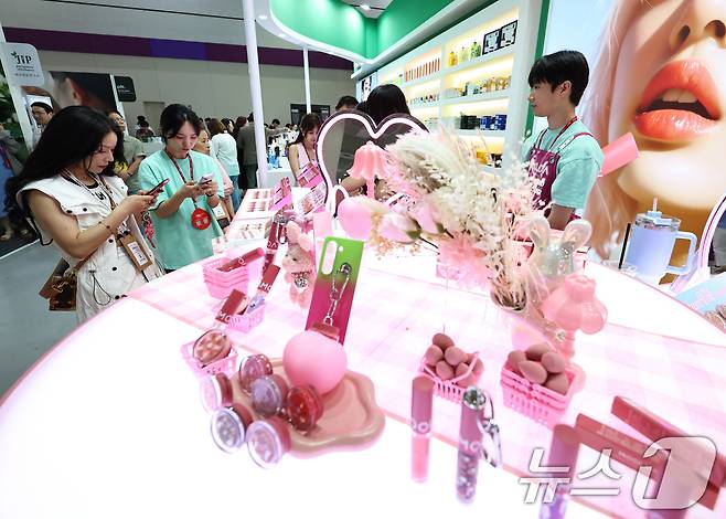 2일 서울 강남구 코엑스에서 열린 글로벌 뷰티·화장품 전문 전시회 '2025 인터참코리아'에서 참관객들이 참가업체 부스를 둘러보고 있다. 2025.7.2/뉴스1 ⓒ News1 구윤성 기자