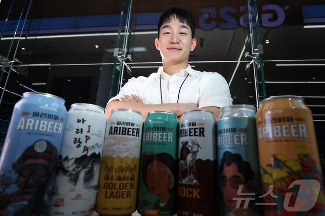 엄진호 GS리테일 와인25플러스 파트 매니저가 26일 오후 서울 강남구 논현로 GS강남타워 GS25 매장에서 가진 뉴스1과의 인터뷰에서 수제 맥주와 함께 포즈를 취하고 있다. ⓒ News1 박정호 기자