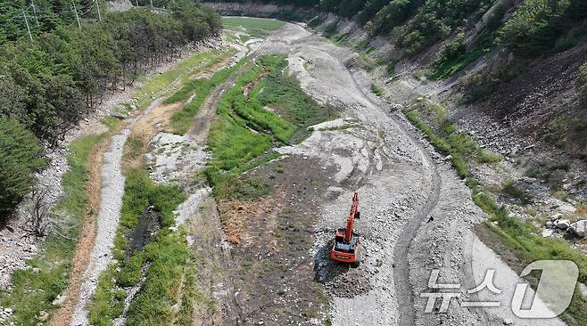 31일 강원 강릉시 주요 상수원인 오봉저수지 상류에서 한 관계자가 포크레인으로 물길을 내고 있다. /뉴스1
