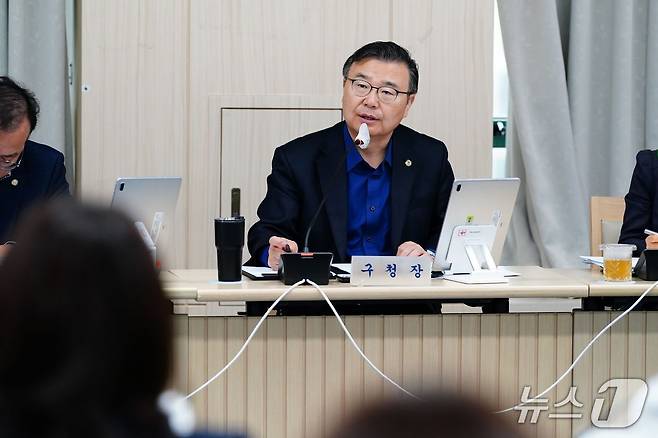 회의 주재하고 있는 류경기 중랑구청장 모습