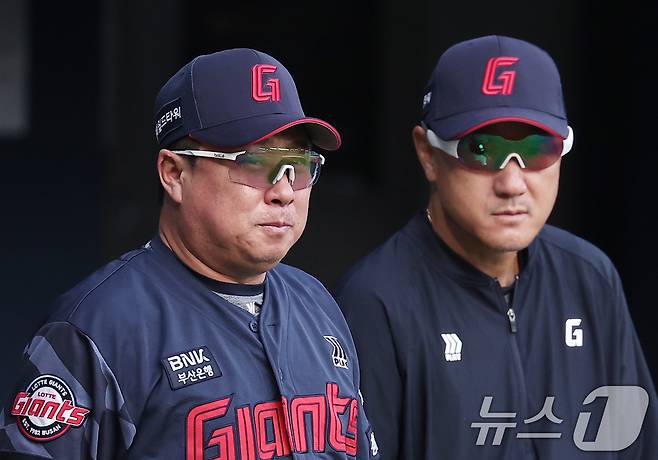 롯데 자이언츠 김태형 감독(왼쪽)과 조원우 코치. 2025.8.21/뉴스1 ⓒ News1 김성진 기자
