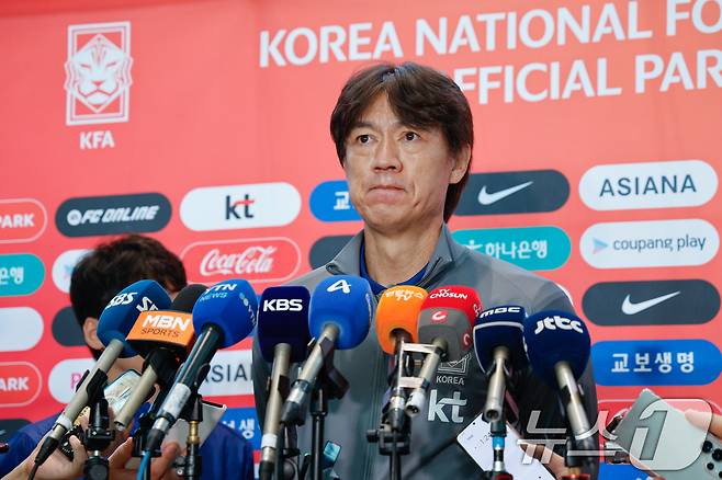 대한민국 축구대표팀 홍명보 감독이 1일 오전 인천국제공항 2터미널에서 A매치 2연전을 펼칠 미국으로 출국하기 앞서 취재진 질문을 듣고 있다. 2025.9.1/뉴스1 ⓒ News1 안은나 기자