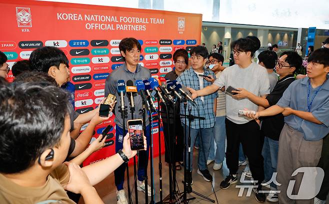 대한민국 축구대표팀 홍명보 감독이 1일 오전 인천국제공항 2터미널에서 A매치 2연전을 펼칠 미국으로 출국하기 앞서 취재진 질문에 답하고 있다. 2025.9.1/뉴스1 ⓒ News1 안은나 기자