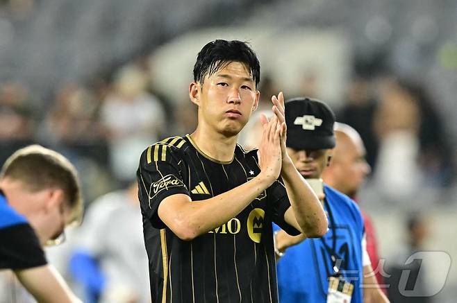 팬들에게 인사하는 손흥민ⓒ AFP=뉴스1