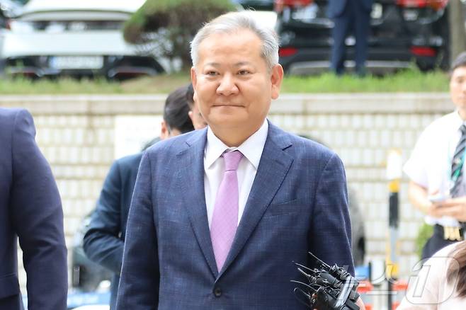 이상민 전 행정안전부 장관이 7월31일 오후 서울 서초구 서울중앙지방법원에서 열릴 구속 전 피의자 심문에 출석하고 있다. 이 전 장관은 12·3 비상계엄 당시 '언론사 단전·단수'를 지시한 의혹을 받고 있다./뉴스1 ⓒ News1 송송이 기자