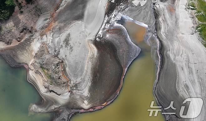 강원 강릉지역이 사회재난이 아닌 자연재난으로는 사상 첫 재난 사태 지역으로 선포됐다. 행정안전부는 30일 오후 7시부로 극심한 가뭄을 겪고 있는 강원 강릉시 일원에 재난사태를 선포했다. 31일 한국농어촌공사 농촌용수종합정보시스템에 따르면 이날 오전 7시 40분께 오봉저수지 저수율은 14.9%로, 전날 15.3%에서 0.4%포인트 떨어졌다. 식수 공급의 마지노선으로 여겨진 저수율 15% 선이 무너지면서 강릉시는 수도 계량기 75%를 잠그는 제한 급수를 본격적으로 시행한다. 31일 강원 강릉시 주요 상수원인 오봉저수지 일대가 메말라 있다. 2025.8.31/뉴스1 ⓒ News1 김성진 기자