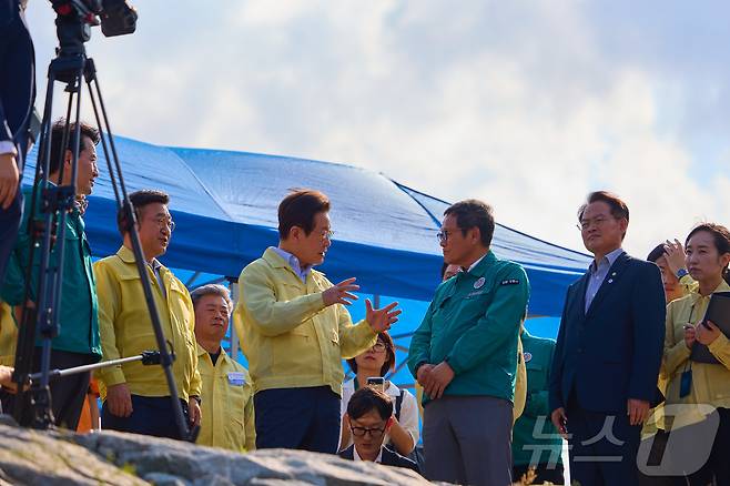 이재명 대통령이 30일 강원 강릉시 성산면 오봉저수지를 방문해 가뭄 피해 상황 등을 점검하고 있다. (대통령실 제공. 재판매 및 DB 금지) 2025.8.30/뉴스1 ⓒ News1 허경 기자