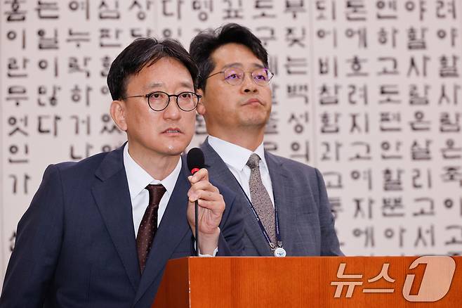 송창진 고위공직자범죄수사처 수사2부장(왼쪽), 박석일 3부장이 지난해 10월 14일 오후 서울 여의도 국회 법제사법위원회에서 열린 공수처 국정감사에서 유상범 국민의힘 간사 질의에 답변하고 있다./뉴스1 ⓒ News1 안은나 기자