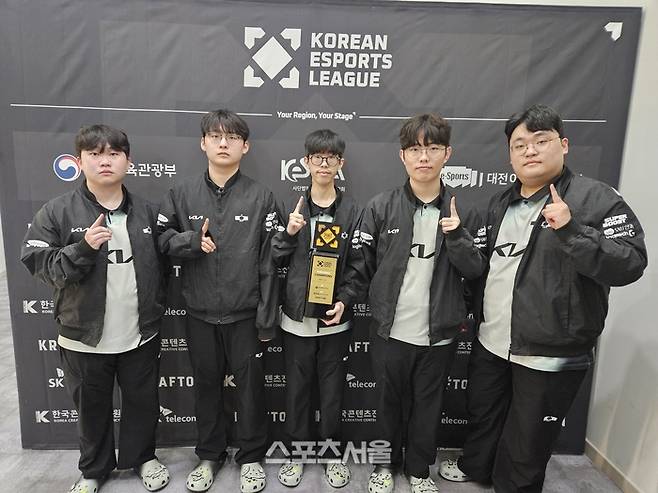 디플러스 기아 선수단이 31일 대전e스포츠경기장에서 열린 2025 KEL 배틀그라운드 모바일 결선 우승 후 포즈를 취하고 있다. 대전 | 강윤식 기자 skywalker@sportsseoul.com