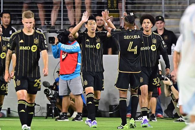 동점골 이후 동료들과 기쁨을 나누는 손흥민(가운데). 사진 | LA=AFP연합뉴스