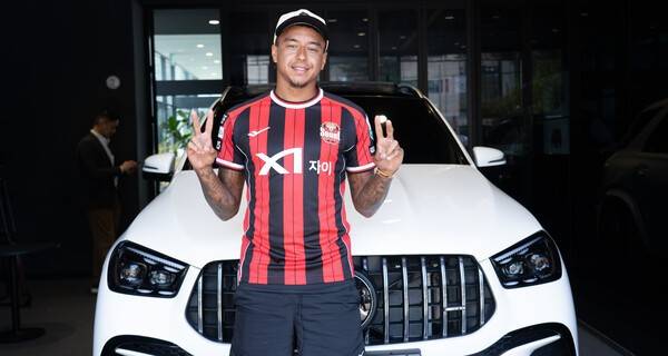 FC서울 'HS효성더클래스 7월의 선수상' 수상한 제시 린가드가 포즈를 취하고 있다. /사진=FC서울