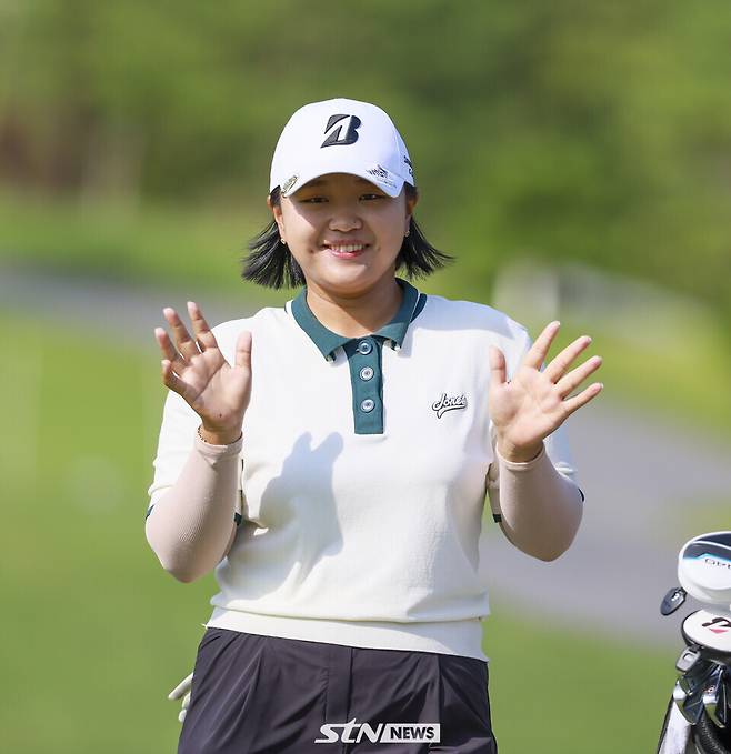 지난 1일 강원도 원주시 오로라 골프&리조트(파72)에서 열린 한국여자프로골프(KLPGA) 투어 '2025 오로라월드 레이디스 챔피언십'(총상금 10억 원)에 출전한&nbsp;신다인이 카메라를 향해 손인사를 하고 있다. /사진=손진현 기자