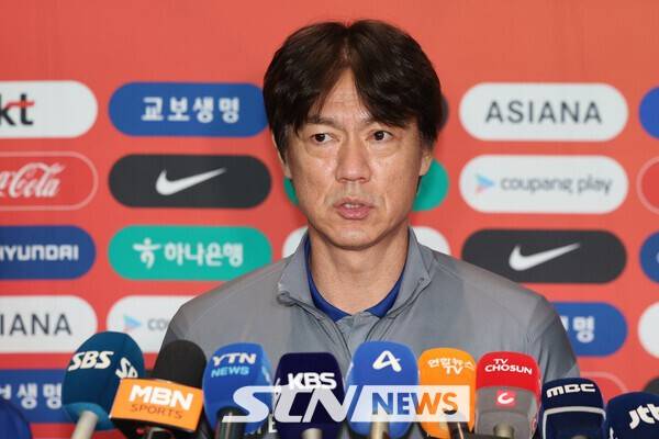 1일 인천공항에서 진행된 미국 원정 출국 기자회견에 임하고 있는 홍명보 감독. /사진=뉴시스