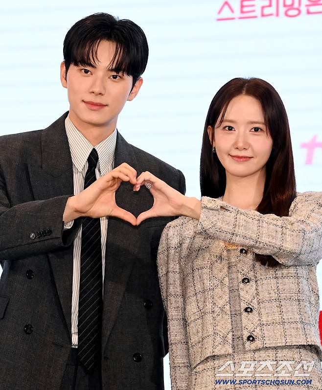 19일 서울 신도림 더 세인트에서 열린 tvN 새 토일드라마 '폭군의 셰프'의 제작발표회, 이채민과 임윤아가 포토타임을 갖고 있다. 허상욱 기자wook@sportschosun.com/2025.08.19/