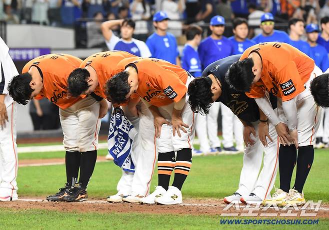 31일 대전 한화생명볼파크에서 열린 삼성-한화전. 3대5로 패하며 3연전을 모두 내 준 한화 선수들이 관중석을 향해 인사하고 있다. 대전=정재근 기자 cjg@sportschosun.com/2025.8.31/