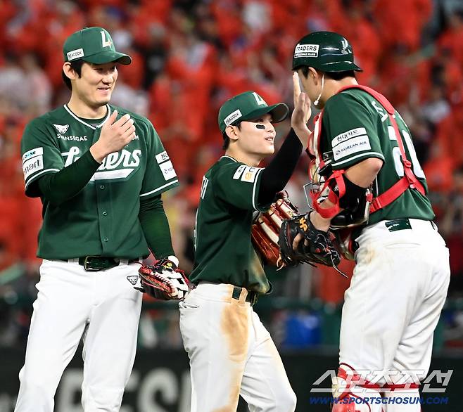 16일 인천SSG랜더스필드에서 열린 LG와 SSG의 경기, SSG가 10대7로 승리했다. 승리의 기쁨을 나누는 SSG 선수들의 모습. 인천=허상욱 기자wook@sportschosun.com/2025.08.16/