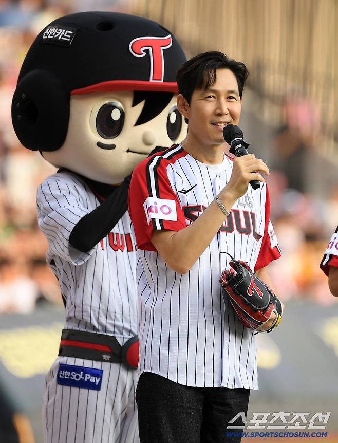 31일 잠실구장에서 열린 LG 트윈스와 키움 히어로즈 경기. 배우 이정재가 시구를 하고 있다. 잠실=박재만 기자 pjm@sportschosun.com/2025.08.31/