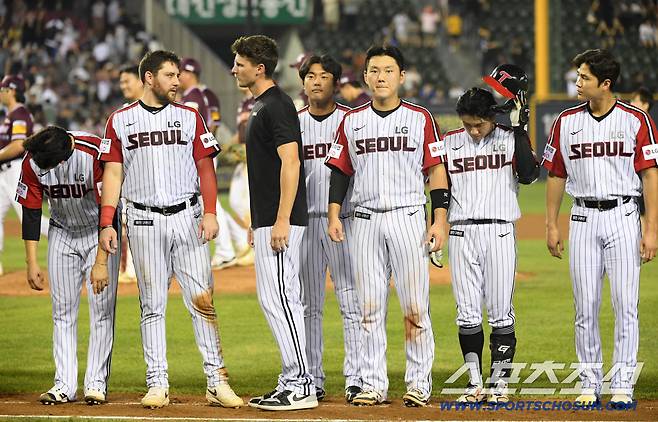 31일 잠실구장에서 열린 LG 트윈스와 키움 히어로즈 경기. 패한 LG 선수들이 아쉬워하고 있다. 잠실=박재만 기자 pjm@sportschosun.com/2025.08.31/