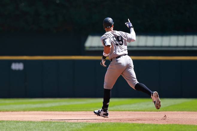 뉴욕 양키스 애런 저지가 1일(한국시각) 레이트필드에서 열린 시카고 화이트삭스전에서 1회초 중월 솔로포를 터뜨리고 베이스를 돌고 있다. AFP연합뉴스