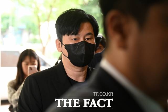 버닝썬 사태가 단순히 승리 개인의 책임이 아니라, 경영진의 무관심과 조직 관리의 부재, 그리고 권력형 사건이라는 점에서 YG 수장인 양현석은 절대 비켜갈 수 없다.사진은 명품 시계를 선물 받고 세관에 신고하지 않은 혐의로 기소된 뒤 서울서부지방법원 출석 당시 양현석 YG엔터테인먼트 총괄 프로듀서. /더팩트 DB