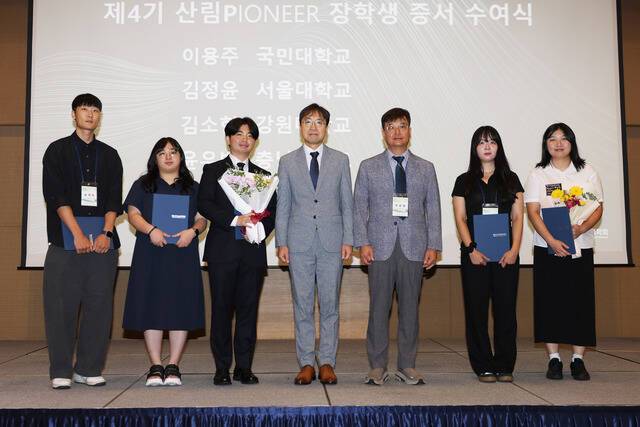 삼표그룹 정인욱학술장학재단은 지난달 26일 강릉 라카이 샌드파인 컨벤션센터에서 열린 '제4기 산림 Pioneer 육성 장학사업 장학증서 수여식'에서 장학생 5명에게 장학증서를 수여했다고 1일 밝혔다. /삼표그룹