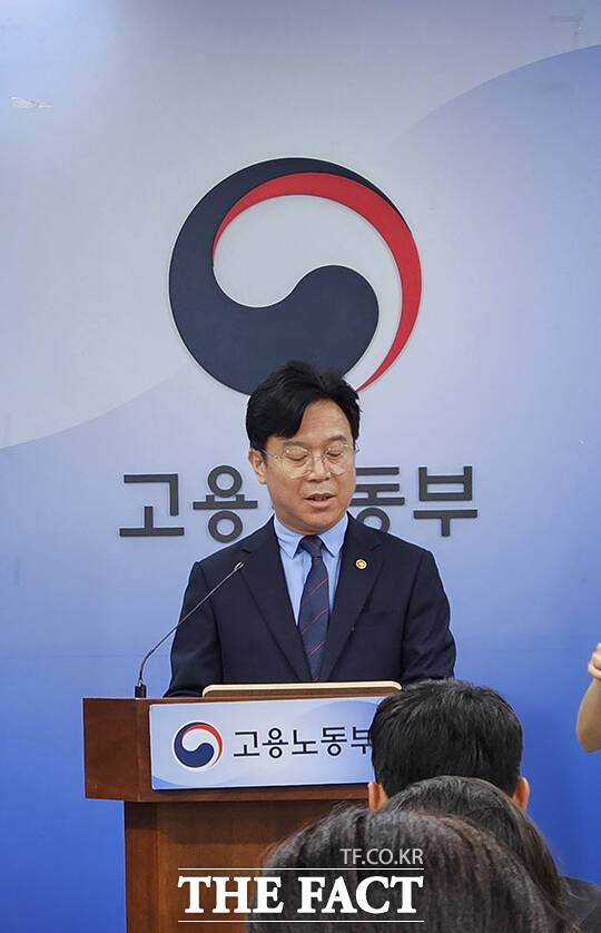 김영훈 고용노동부 장관은 1일 세종청사에서 '업무상 질병 산재 처리 기간 단축 방안'을 발표했다./세종=박은평 기자