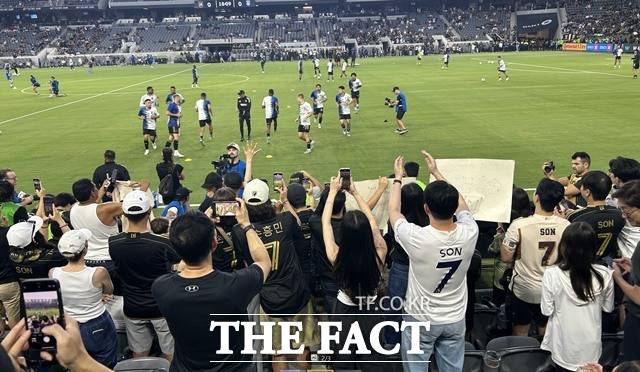 1일 경기 전 손흥민의 워밍 업 장면을 카메라에 담고 있는 팬들./LA=황덕준 언론인
