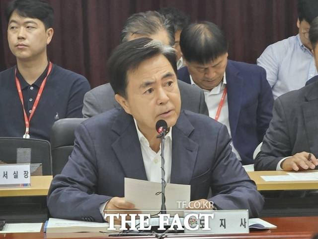 김태흠 충남도지사가 1일 도청 대회의실에서 열린 '2026 주요 정책 추진계획 보고회'에서 모두발언에 현 정부의 지천댐 정책 방향을 비판하고 있다. /이정석 기자