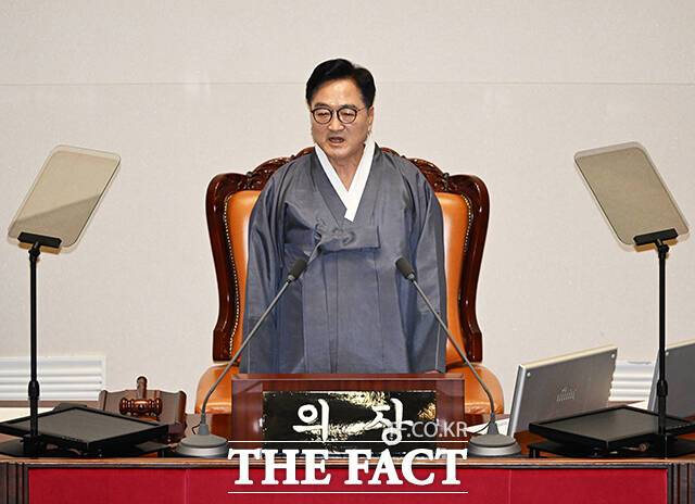 한복 입고 개회사 하는 우원식 국회의장.