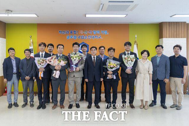 국립순천대학교가 2학기 신임 교원들에게 임명장을 수여하고 있다./국립순천대학교