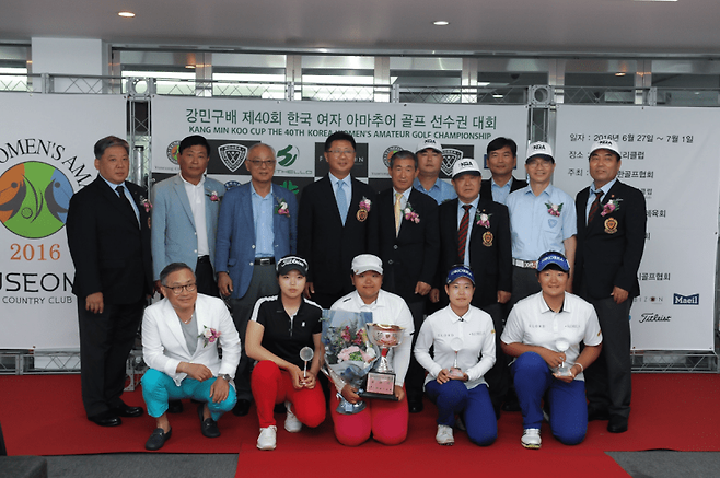 신다인은 중학교 3학년 때 국내 최고 권위의 강민구배 한국여자아마추어골프선수권에서 우승을 차지했다. 당시 매치플레이 결승에서 박민지를 눌렀을 만큼 강심장을 지녔다. 강형모 현 대한골프협회 회장, 장세훈 현 대한골프협회 경기력향상위원장, 박민지, 유해란 등의 모습도 보인다. 대한골프협회 제공