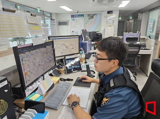 서울 광진경찰서 광나루지구대 박인수 순경(29)이 접수된 민원을 확인하고 있다. 박승욱 기자