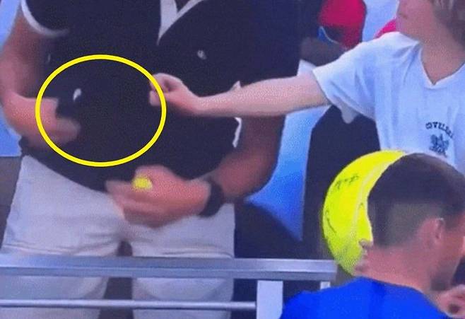 폴란드 조경업체의 최고경영자(CEO) 피오르트 슈체렉이 소년의 손에 있던 카밀 마이흐르작의 모자를 가로채고 있다. 사회관계망서비스(SNS) 캡처