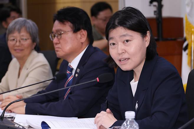 임은정 서울동부지검장이 29일 서울 여의도 국회에서 '검찰개혁의 쟁점은 무언인가 : 국민이 바라는 검찰개혁의 속도와 방향'을 주제로 열린 검찰개혁 긴급 공청회에 참석해 토론하고 있다./연합뉴스