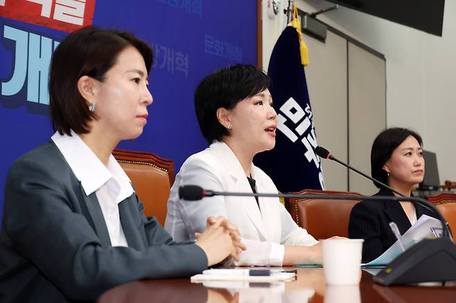 전현희(가운데) 더불어민주당 3대 특검 종합 대응 특별위원장이 31일 오전 국회에서 열린 특위 기자회견에서 발언하고 있다. 전 위원장은 국민의힘 소속 시·도지사들이 내란에 동조한 혐의가 있다며 특검 수사를 촉구했다. 왼쪽부터 김한나 위원, 전 위원장, 백승아 원내대변인/뉴시스