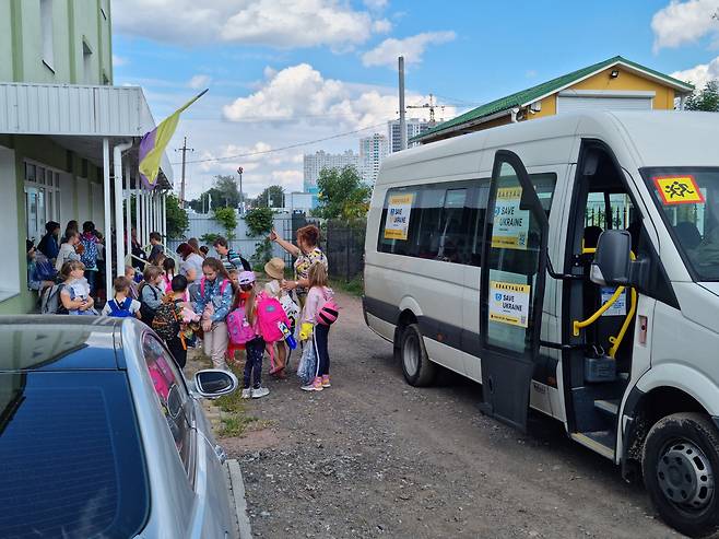 러시아 점령지에서 구출된 어린이들이 27일 키이우 외곽의 한 심리 치료 시설에서 놀이 치료 수업을 받고 보호 시설로 돌아가기 위해 차량에 탑승하고 있다. /키이우(우크라이나)=정철환 특파원