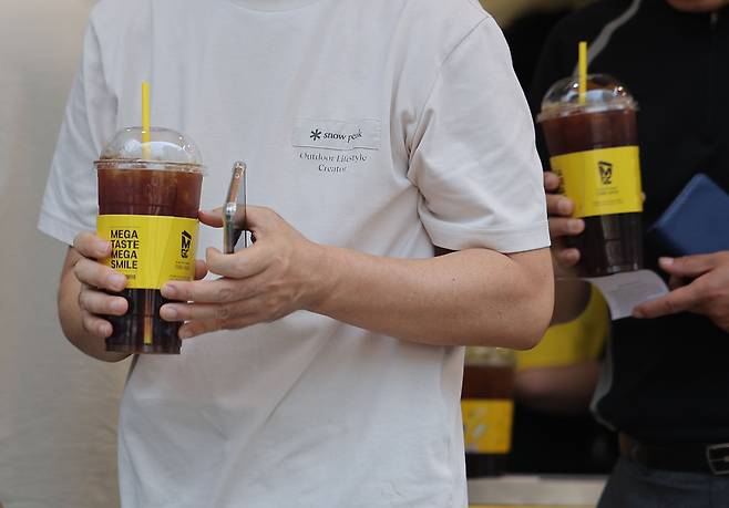 지난 6월 9일 서울 여의도 직장인들이 아메리카노를 사 마시고 있다./연합뉴스