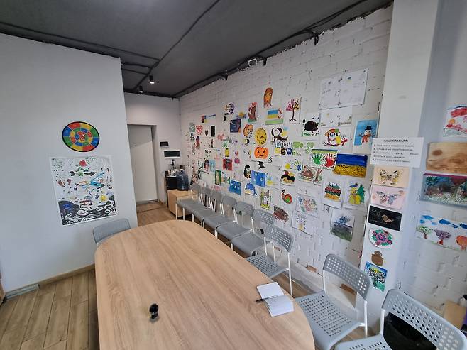 세이브 우크라이나의 보호시설에 마련된 구출 아이들을 위한 미술 수업 교실 /키이우(우크라이나)=정철환 특파원