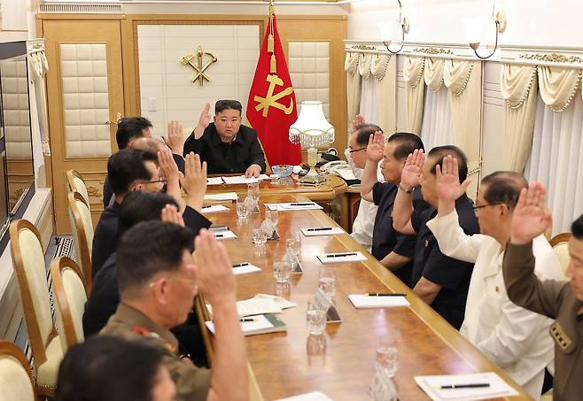 김정은이 작년 7월 전용 열차 내부 집무실에서 노동당 중앙위원회 제8기 제22차 정치국 비상확대회의를 진행하는 모습. /노동신문 뉴스1