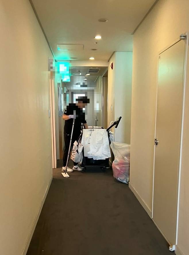 서울의 한 호텔에서 외국인 근로자가 객실 청소를 하고 있다. /김남희 기자