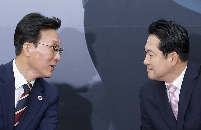 장동혁 국민의힘 대표(오른쪽)가 1일 오전 서울 여의도 국회에서 김민석 국무총리를 접견하고 있다./뉴스1