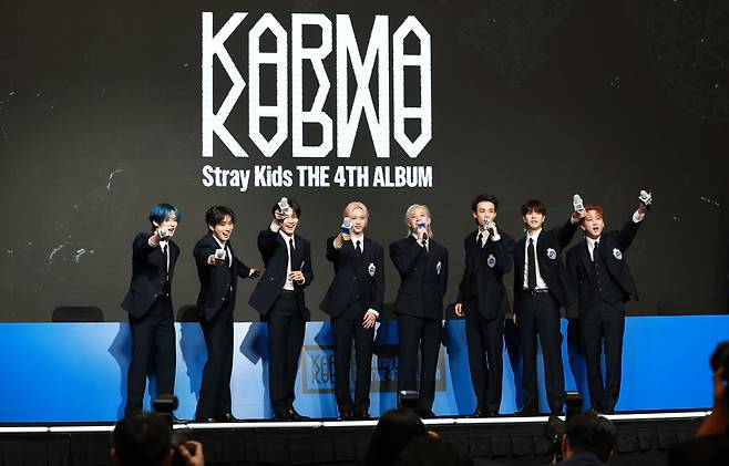 스트레이 키즈(Stray Kids) 리노(왼쪽부터)와 한, 아이엔, 필릭스, 방찬, 현진, 승민, 창빈이 8월 22일 오전 서울 영등포구 콘래드호텔에서 열린 네 번째 정규 앨범 ‘KARMA’ 기자간담회에 참석해 파이팅을 외치고 있다. /뉴스1
