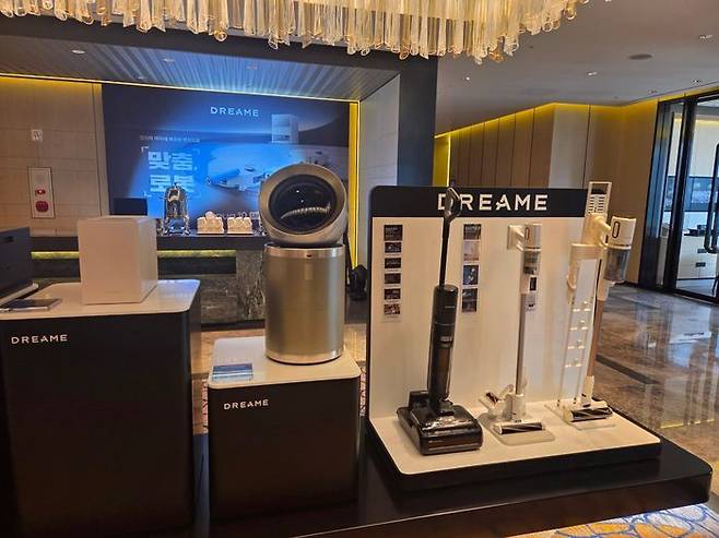드리미가 21일 서울 광화문 포시즌스호텔에서 'Matrix10 Ultra'와 'Aqua10 Ultra Roller' 등 차세대 로봇청소기 신제품을 공개한 가운데 공기청정기와 음식물 처리기, 물걸레 청소기 등을 함께 선보였다.ⓒ임채현 기자