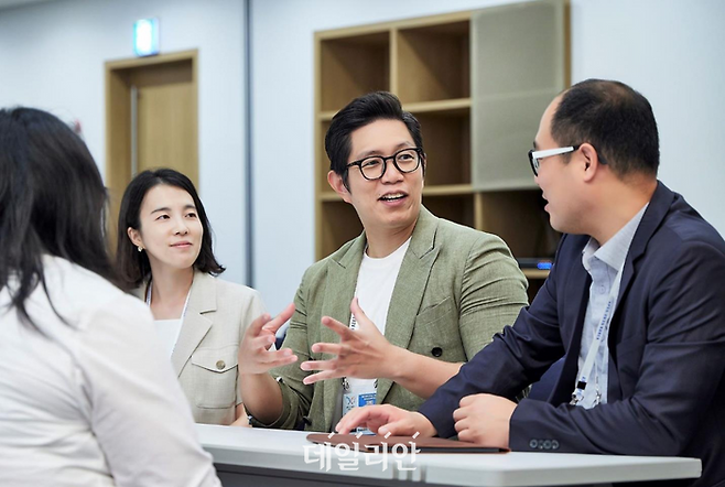 한국산업기술시험원(KTL) 산업인공지능혁신센터 직원들이 APEC AI Standards Conference 이후 소감을 밝히고 있다. (왼쪽부터) KTL 김경희 연구원, 안선호 팀장, 권종원 산업인공지능혁신센터장 ⓒ한국산업기술시험원