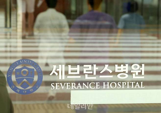 서울 서대문구 세브란스 병원에서 의료진들이 지나가고 있다. ⓒ뉴시스