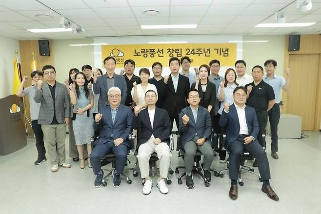 노랑풍선 창립 24주년 기념식에서 임직원들이 단체 사진을 찍고 있는 모습. (앞줄 왼쪽부터) 최명일 회장, 고재경 회장, 김진국 대표이사, 최명선 수석 부사장. ⓒ노랑풍선