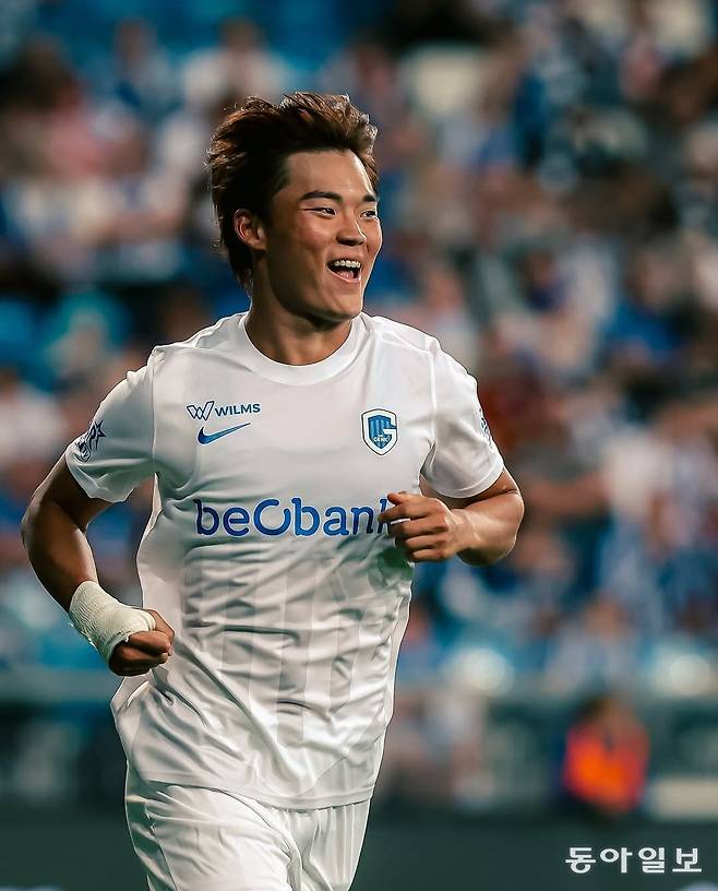 오현규가 벨기에 주필러리그(1부) 헹크 유니폼을 입고  웃고 있다. 사진 출처 헹크 인스타그램