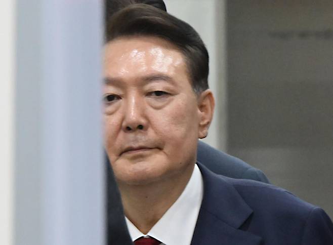 윤석열 전 대통령이 7월 9일 서울 서초구 서울중앙지법에서 열린 직권남용 등 혐의 영장실질심사(구속 전 피의자 심문)를 마친 뒤 대기 장소인 서울구치소로 이동하기 위해 법원을 나서고 있다.   12·3 비상계엄 사태의 ‘정점’으로 조은석 특별검사가 이끄는 내란 특검팀에 구속영장이 청구된 윤 전 대통령은 지난 1월 18일 내란우두머리 등 혐의 영장실질심사를 받은 지 172일 만에 재구속 기로에 서게 됐다. 사진공동취재단