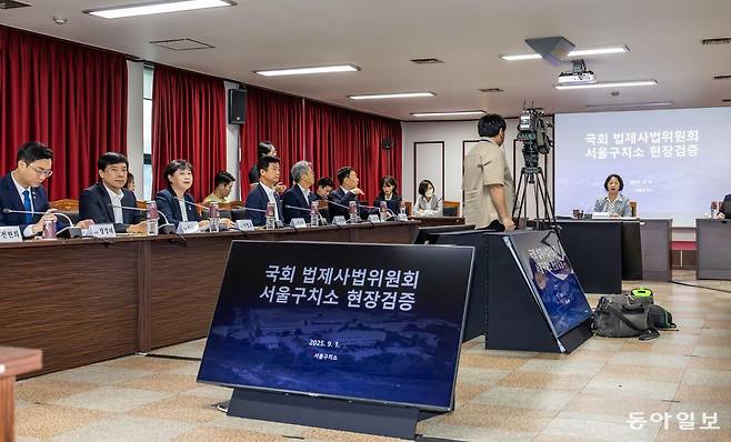 추미애 국회 법제사법위원회 위원장이 1일 경기 의왕시 안양판교로 143 서울구치소에서 열린 윤석열 전 대통령의 수감 중 특혜 제공 여부 확인과 CCTV 영상기록 열람을 위한 현장검증에 참석해 모두발언을 하고 있다. 2025.09.01 이훈구 기자 ufo@donga.com
